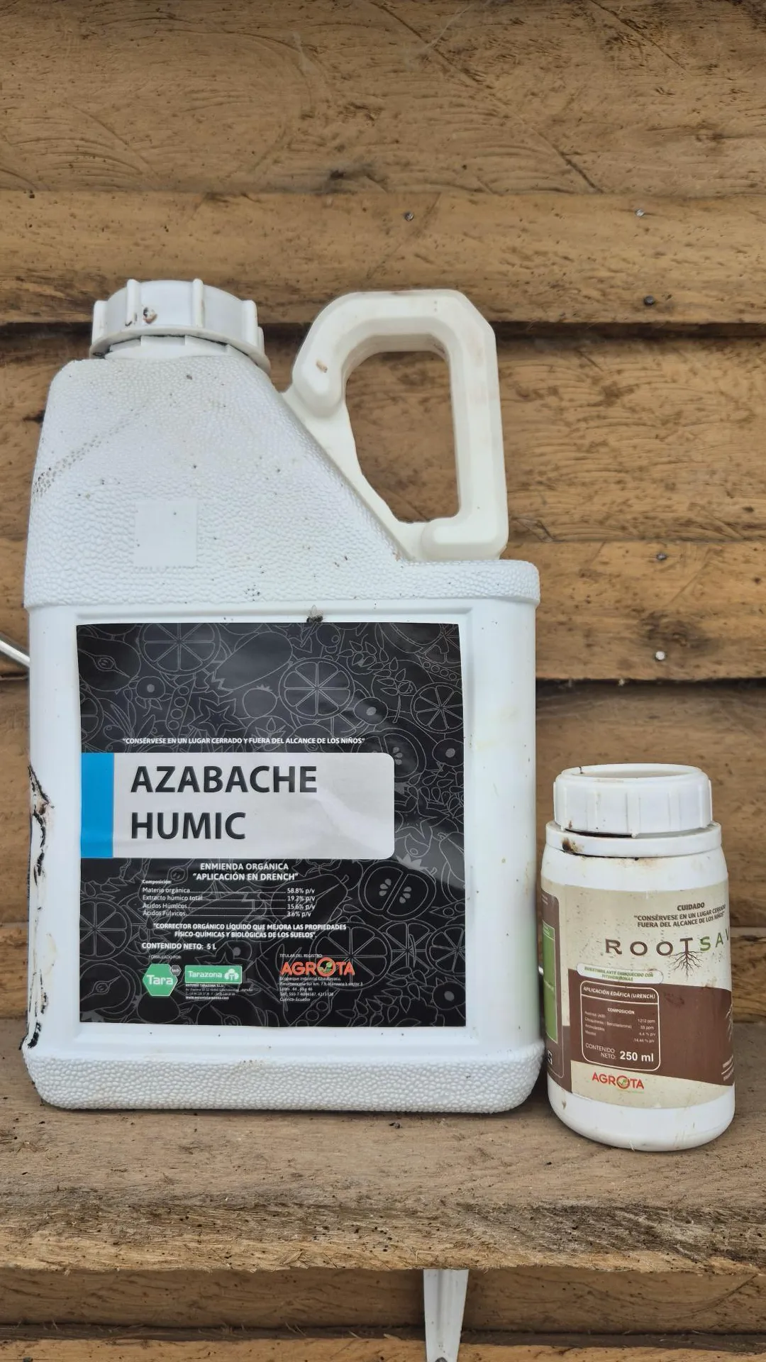 Envases de Root Save y Azabache Humic, productos del programa de enraizamiento de Agrota