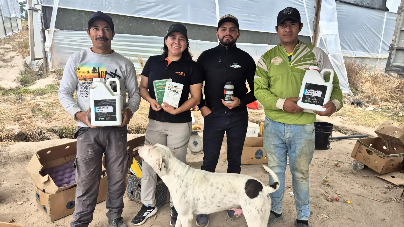 Equipo técnico de Agrota junto a un cliente en campo, con productos de la línea de enmiendas y enraizadores